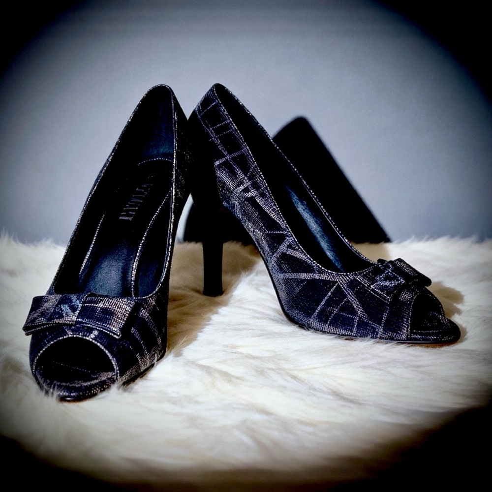 Vaneli di notte Black and Platinum Metallic Plaid Peep-Toe Heels